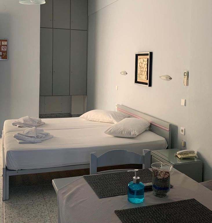 Postel nebo postele na pokoji v ubytování Ermis Suites