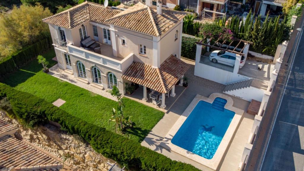 een luchtzicht op een huis met een zwembad bij VILLA SIERRA CORTINA VISTAS AL MAR in Alicante