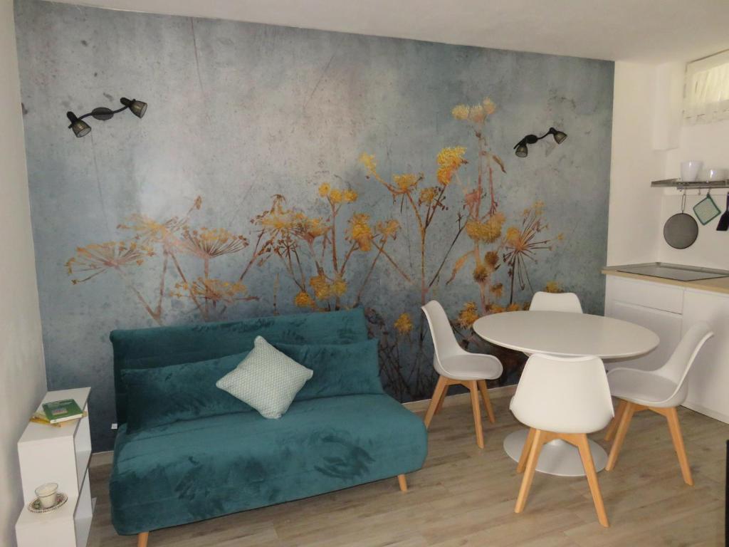 ein Wohnzimmer mit einem Sofa und einem Tisch in der Unterkunft La Piccola al Mare in Livorno