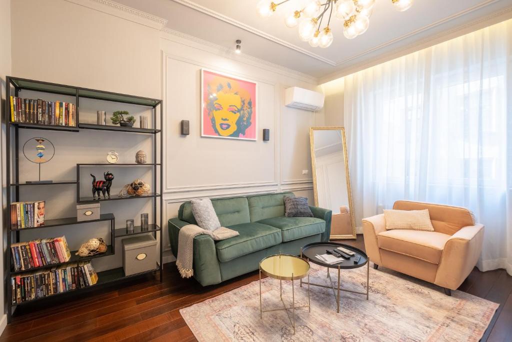 sala de estar con sofá verde y silla en Premium Apartments - Top-Notch Place 2BR/2BTH, en Sofía