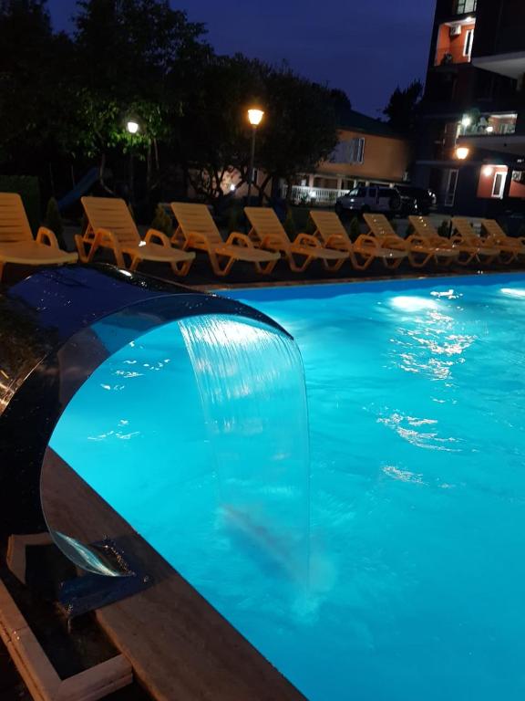 Bazén v ubytování MIDIA Guest House nebo v jeho okolí