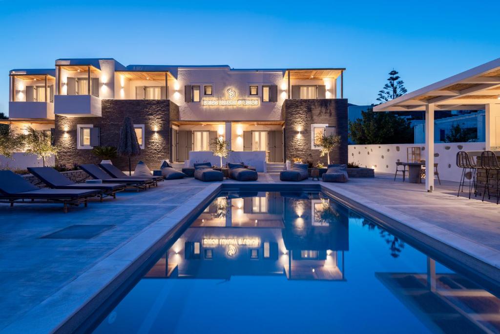 Bazén v ubytování Drios Luxury Studios nebo v jeho okolí