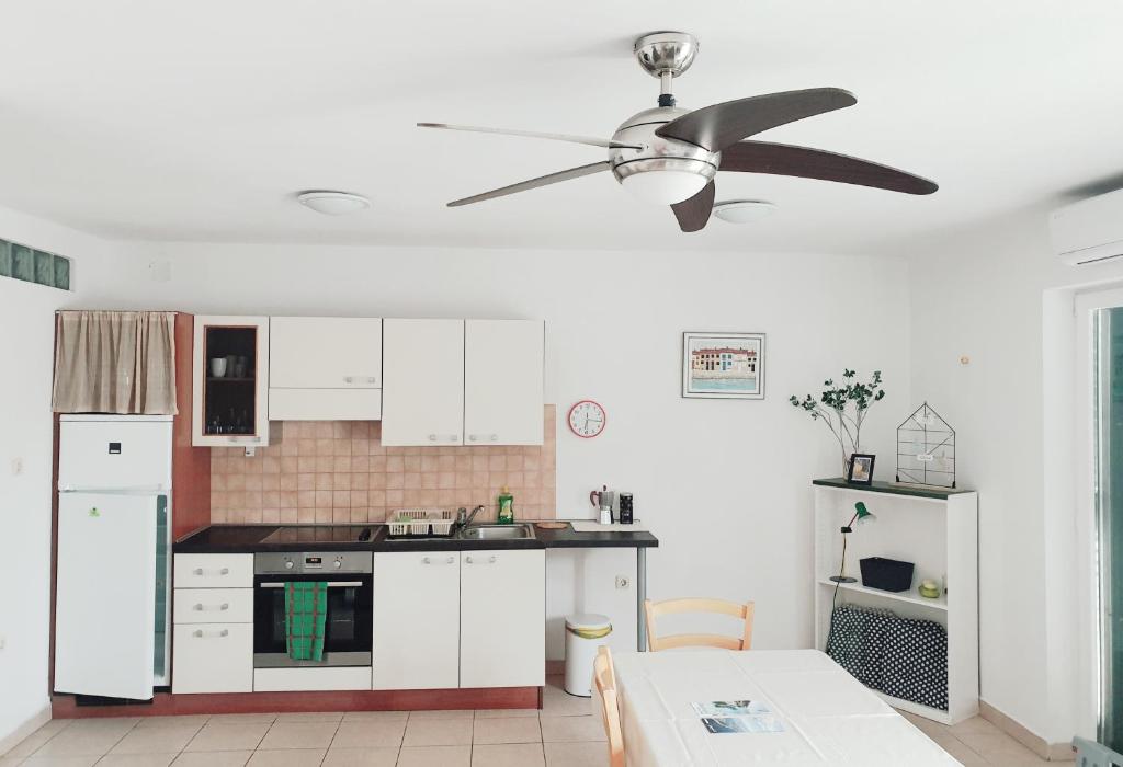 Kuhinja ili čajna kuhinja u objektu Sali Modern Seaview Apartment