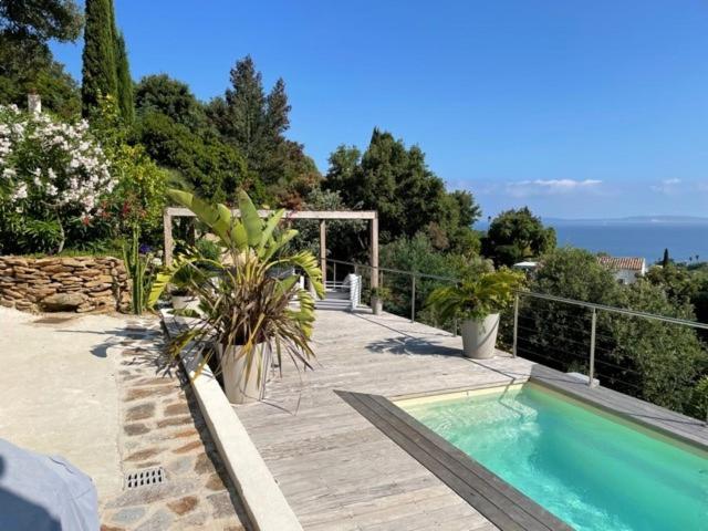 une maison avec une piscine sur une terrasse dans l'établissement Petit coin de paradis, à Rayol-Canadel-sur-Mer