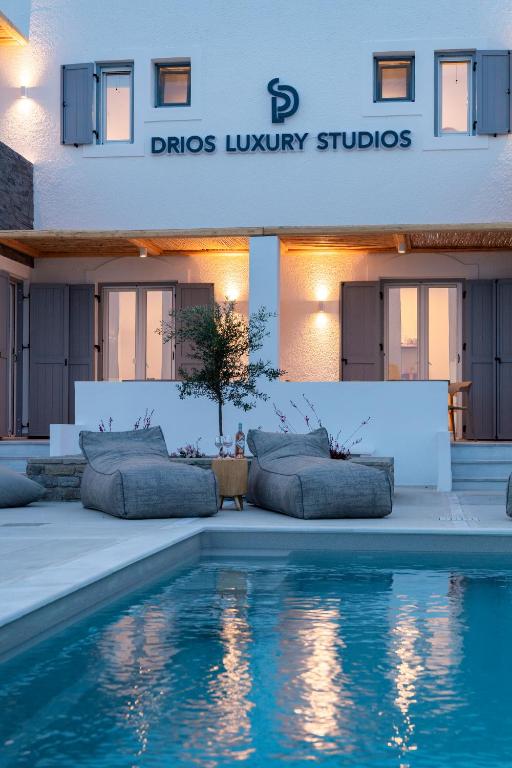 Bazén v ubytování Drios Luxury Studios nebo v jeho okolí