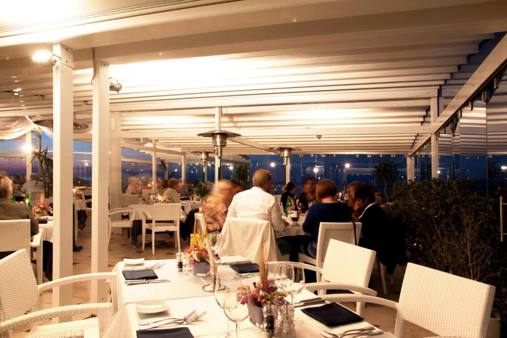 Reštaurácia alebo iné gastronomické zariadenie v ubytovaní Cefalù Sea Palace