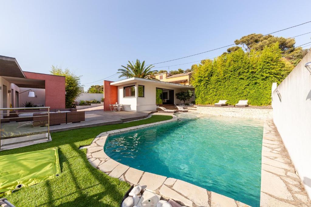 une piscine dans l'arrière-cour d'une maison dans l'établissement Villa Rainbow · Maison dArchitecte, à Marseille