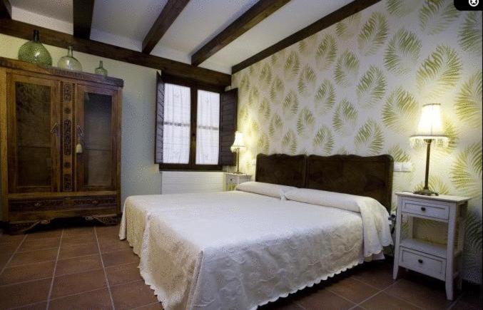 una camera con un grande letto bianco di Rincón de San Cayetano a Villalpando