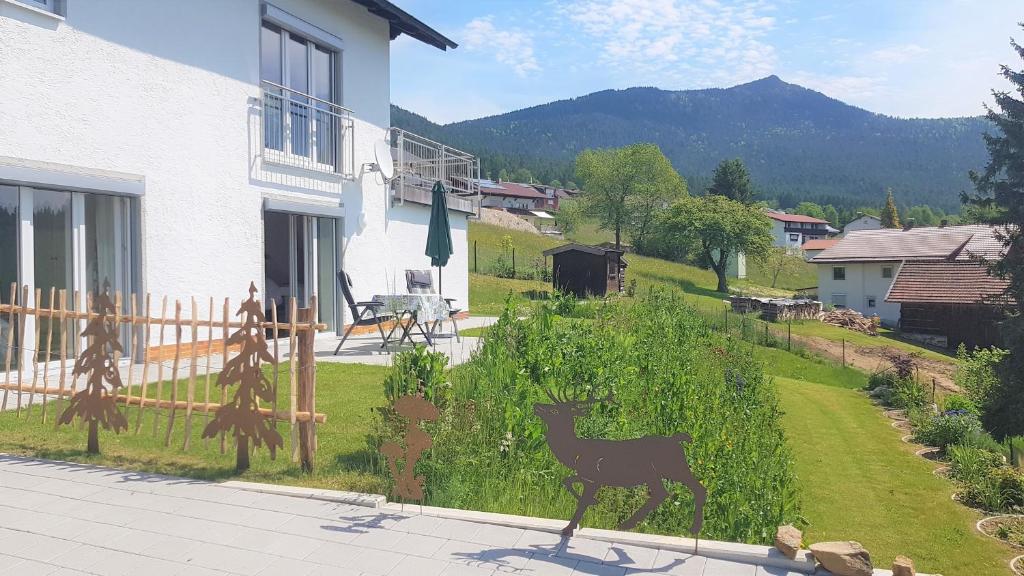 a painting of a deer on the side of a house at Wohnung Wiesengrün - Osserblick in Lam