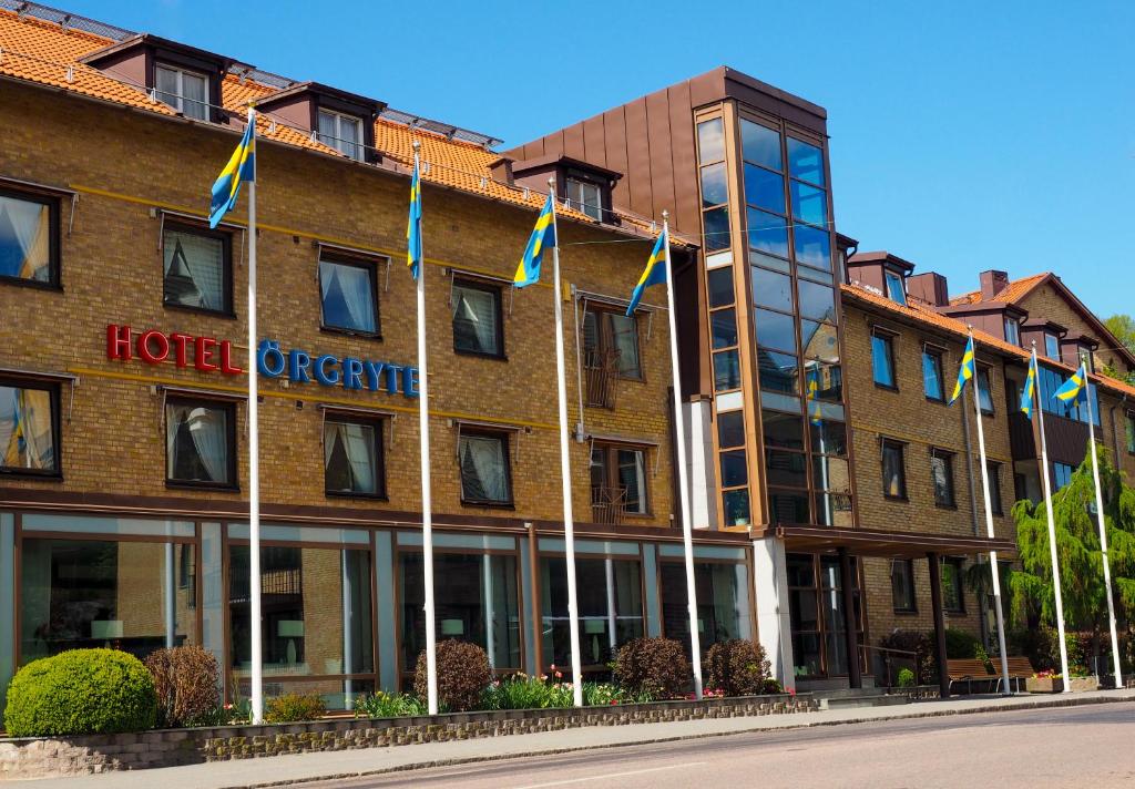 um hotel com bandeiras em frente a um edifício em Hotel Örgryte em Gotemburgo