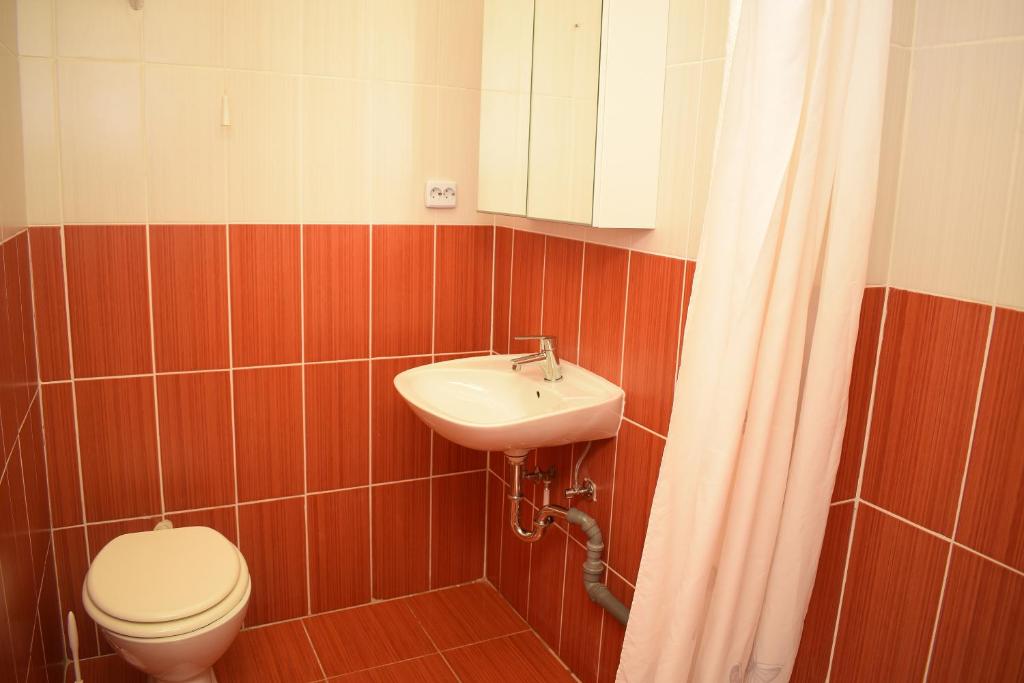 Kúpeľňa v ubytovaní Lilian apartmanház