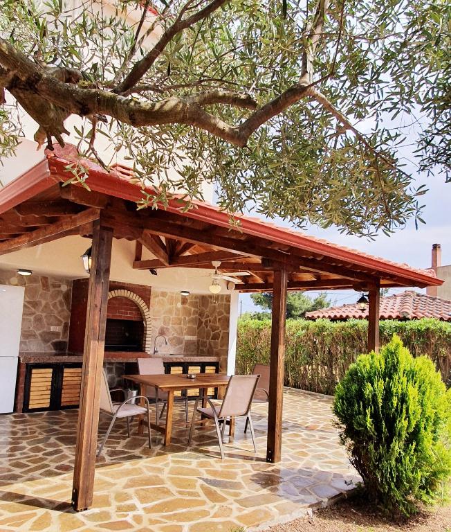 Patio alebo iná vonkajšia časť ubytovania Bella House Nikiti