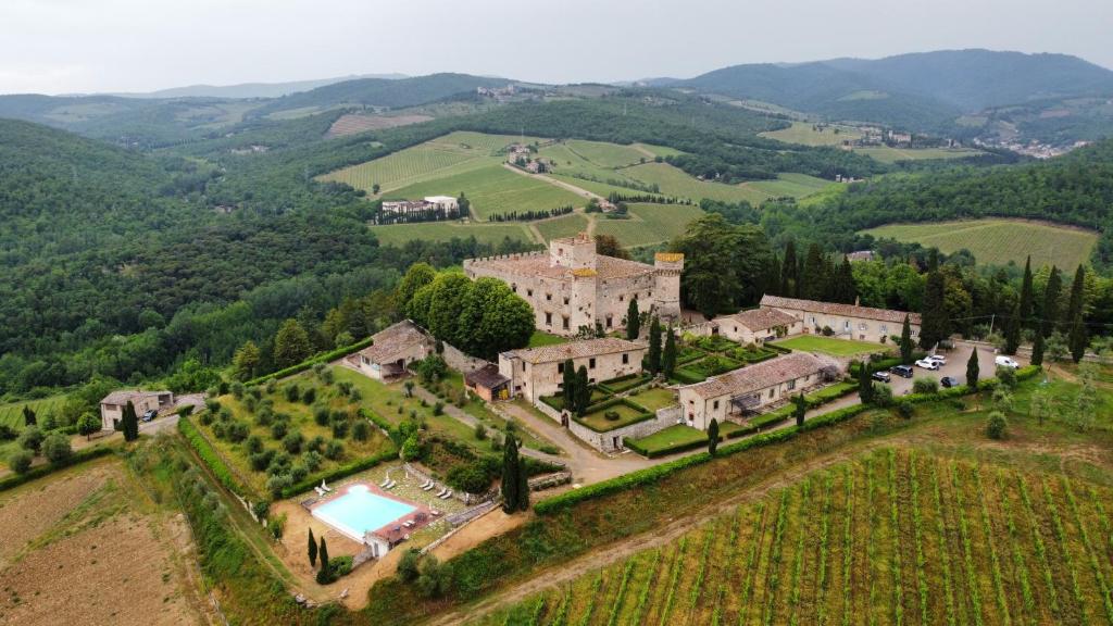 Vista aerea di Castello Di Meleto Wine Destination - Camere in Castello e Appartamenti