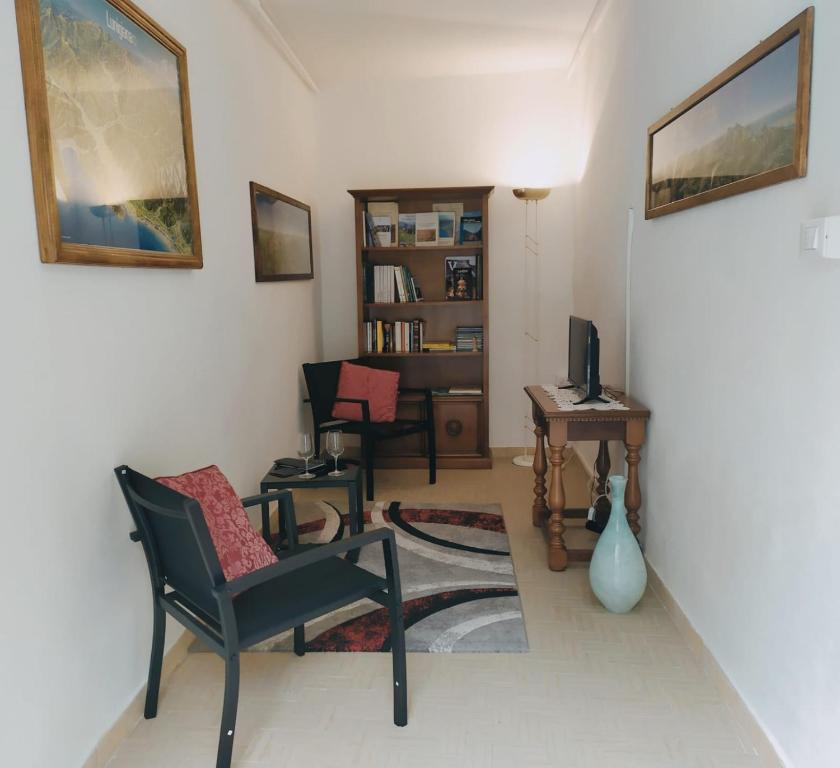 salon z krzesłem i stołem w obiekcie CASA SILVANA w mieście Equi Terme