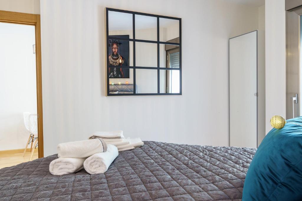 Posteľ alebo postele v izbe v ubytovaní MalagaSuite cozy center apartment & parking