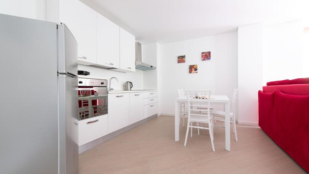 A kitchen or kitchenette at Italianway - Villa Tola