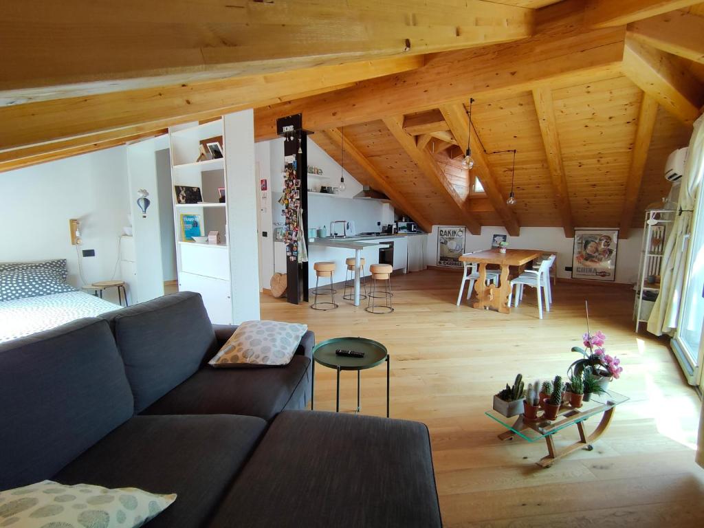 uma sala de estar com um sofá e uma mesa em La Pentajota • camera con vista em Mondovì