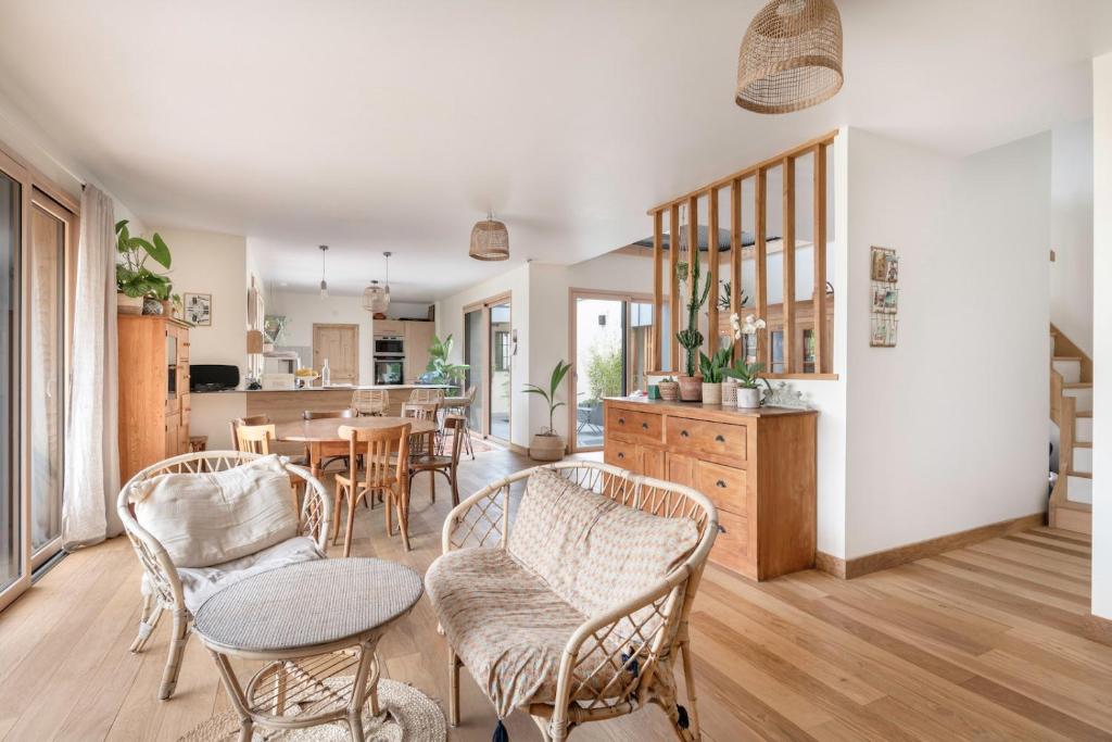 a living room with chairs and a table at Maison lumineuse grande terrasse à La Roche-Bernard in La Roche-Bernard