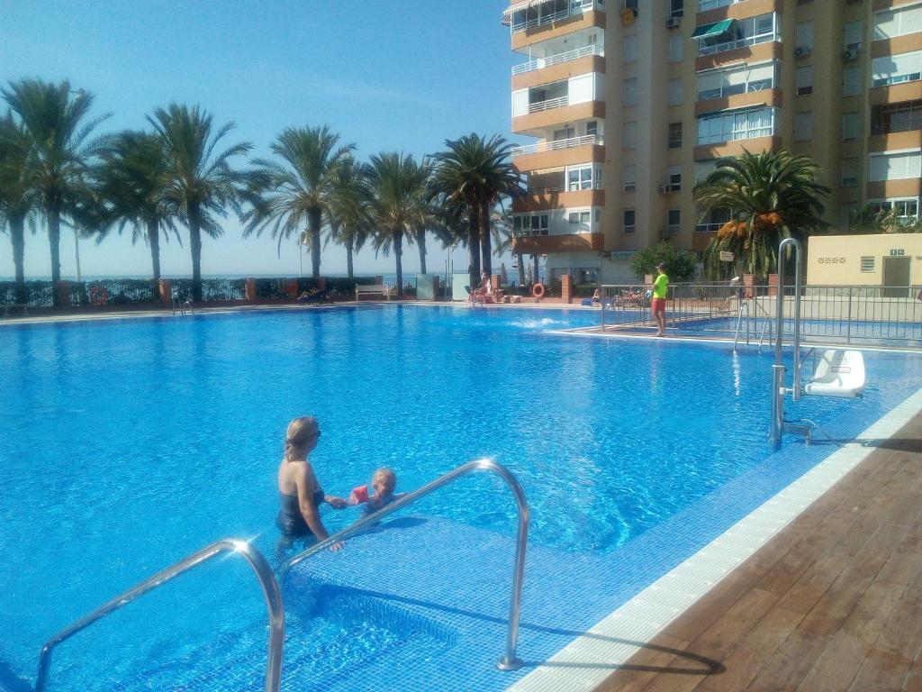 Basen w obiekcie Estudio sol y playa lub w pobliżu