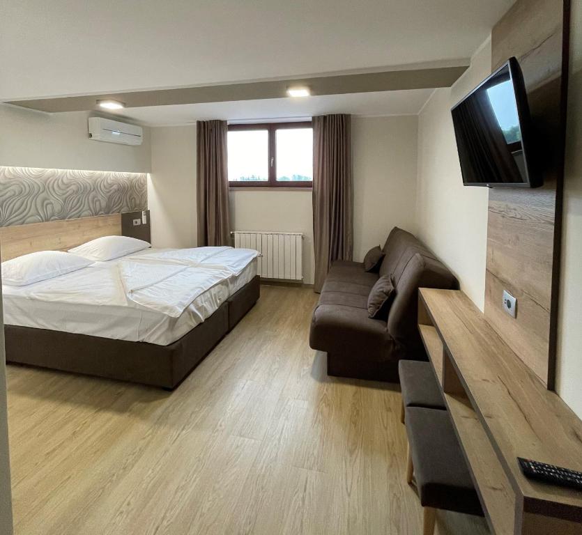 Postel nebo postele na pokoji v ubytování Hotel Roškar
