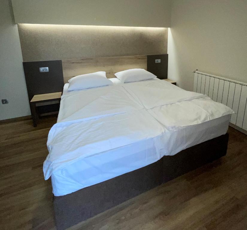Postel nebo postele na pokoji v ubytování Hotel Roškar
