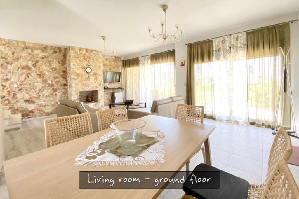 Posezení v ubytování Aspri Petra Villa