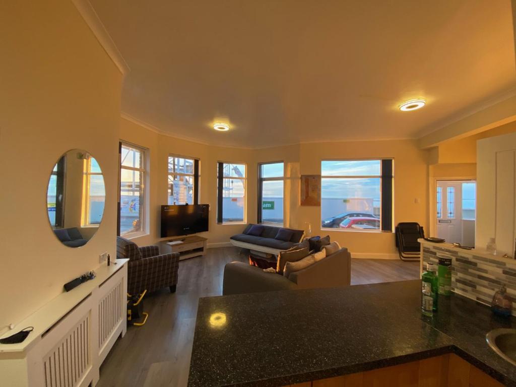 een woonkamer met een bank en een tv bij Redcar Seaview Apartments in Redcar