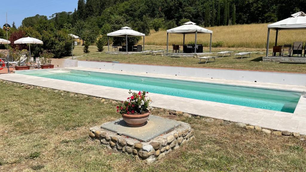 Bazén v ubytování Borgo Sant'ippolito Country Hotel nebo v jeho okolí