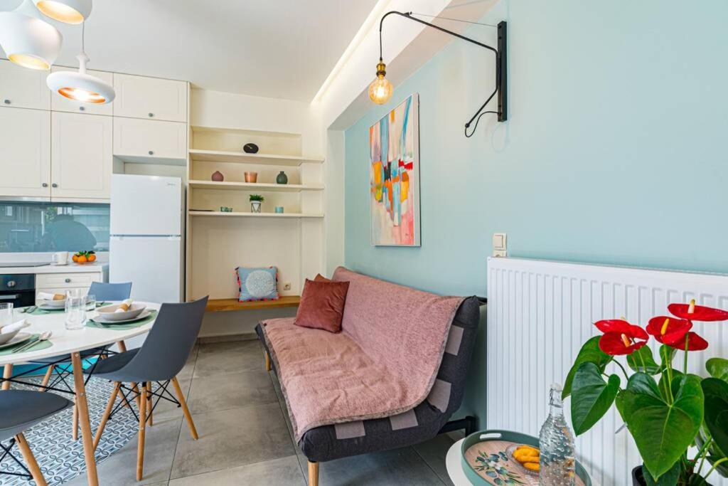 - un salon avec un canapé et une table dans l'établissement Olga's Organic garden Home for a couple! with Wifi & AC, à La Canée
