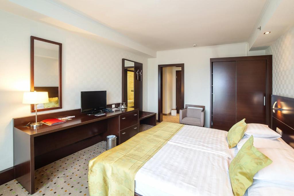 Hunguest Hotel Gyula - Standaard Familiekamer Met Balkon