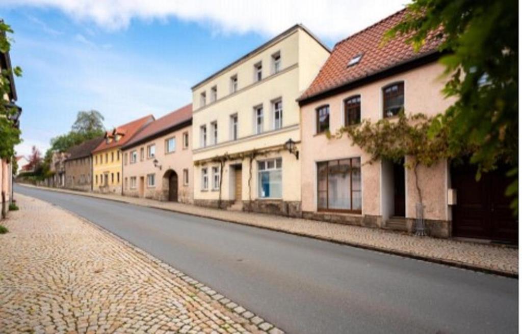 una calle vacía con una fila de edificios en Ferienhaus Zur alten Korbmacherei en Freyburg