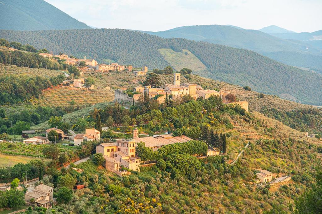 a village on top of a hill with houses at Relais Borgo Campello in Campello sul Clitunno