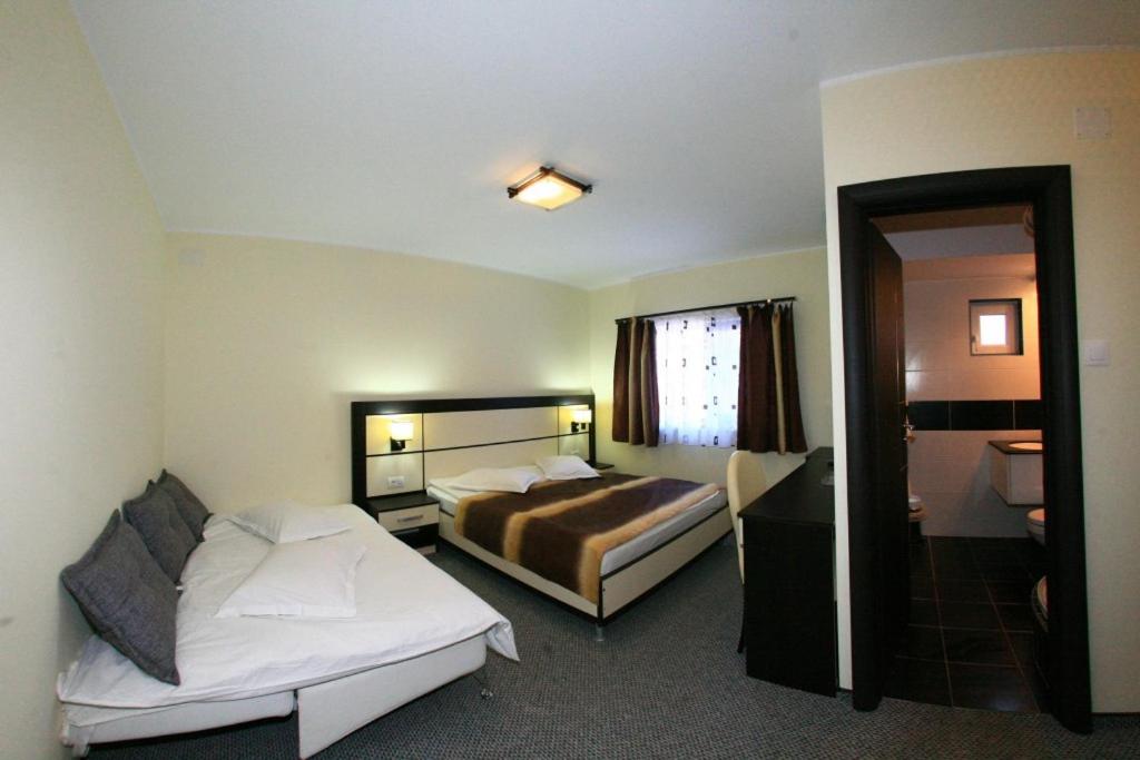 木星市的住宿－Vila Wolf，酒店客房带两张床和一间浴室