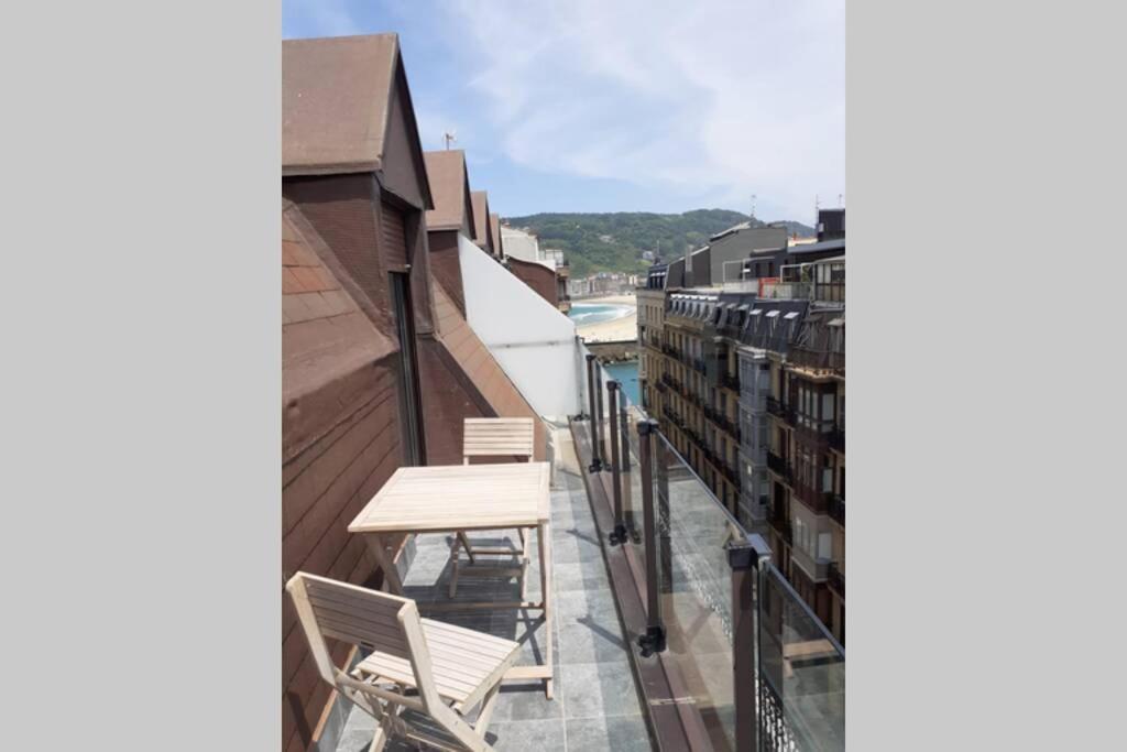 - Balcón con sillas, mesa y libros en LUXURY DUPLEX PENTHOUSE WITH TERRACE-OLD TOWN, en San Sebastián