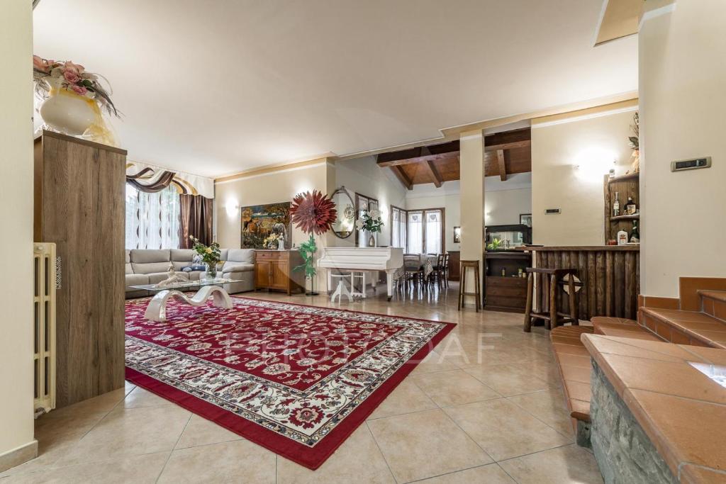 sala de estar con alfombra roja en el suelo en Villa Paselli, en Rioveggio