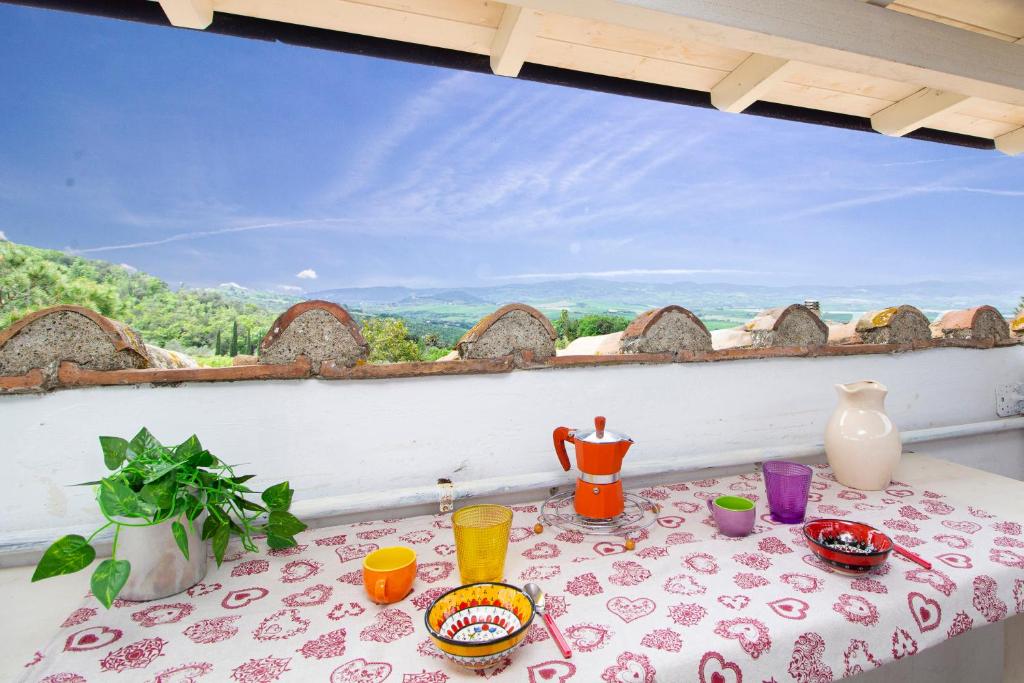 uma mesa com uma toalha de mesa com vista em Casetta de Sodoni em Pomaia