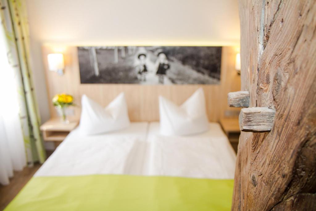 Postel nebo postele na pokoji v ubytování Hotel-Gasthof Blaue Traube e.K.