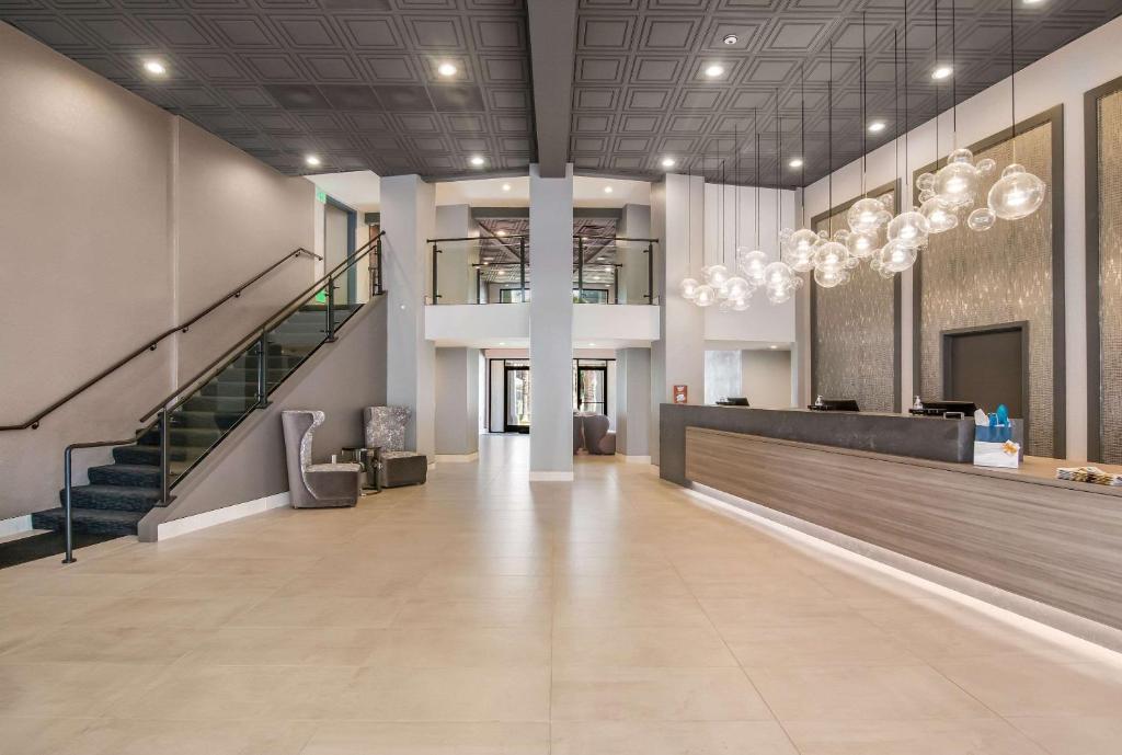 eine Lobby mit einer Treppe in einem Gebäude mit einer Lobby in der Unterkunft Hourglass Hotel, Ascend Hotel Collection in Bakersfield