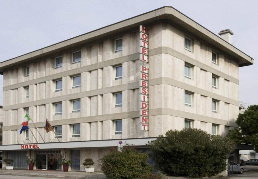 un edificio con un cartel en la parte delantera en Hotel President, en Mestre