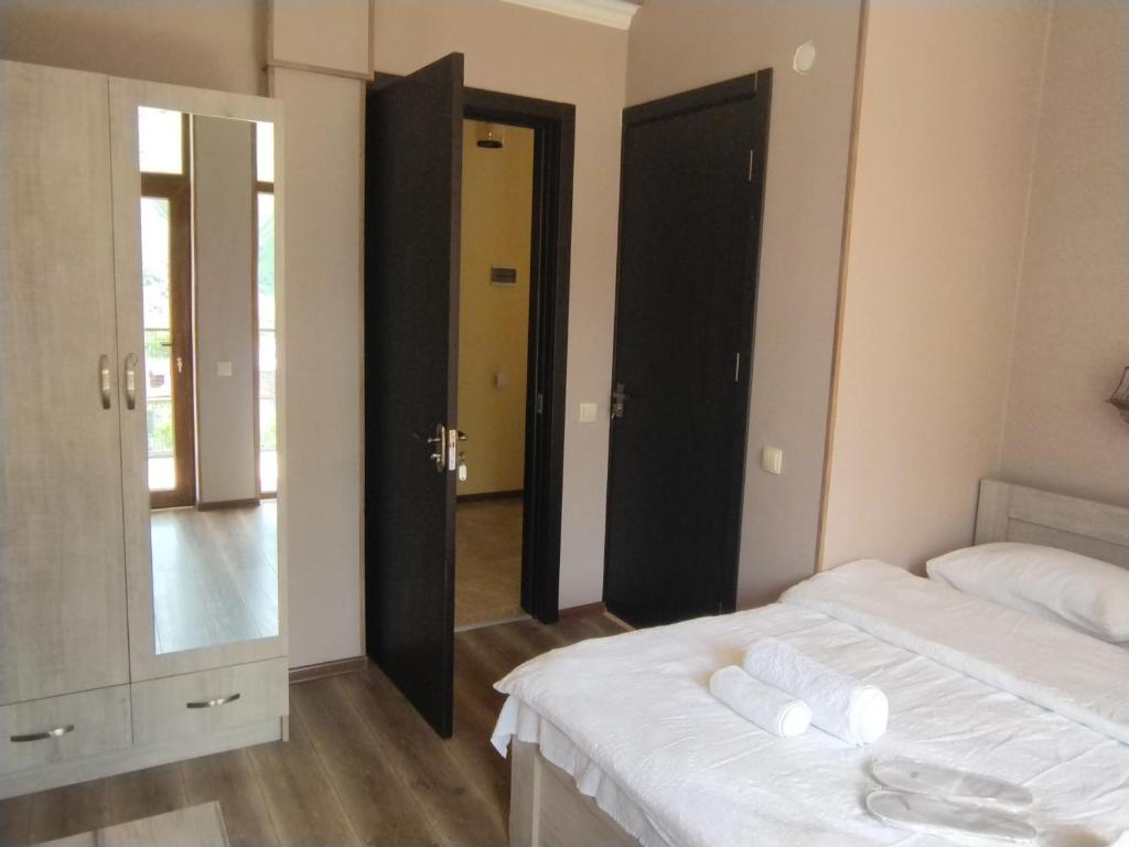 Postel nebo postele na pokoji v ubytování DISCOVER KAZBEGi HOTEL
