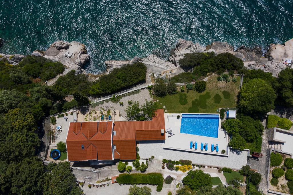 una vista aérea de un edificio junto al océano en 5 Bedroom Villa with Private Pool, en Poljice