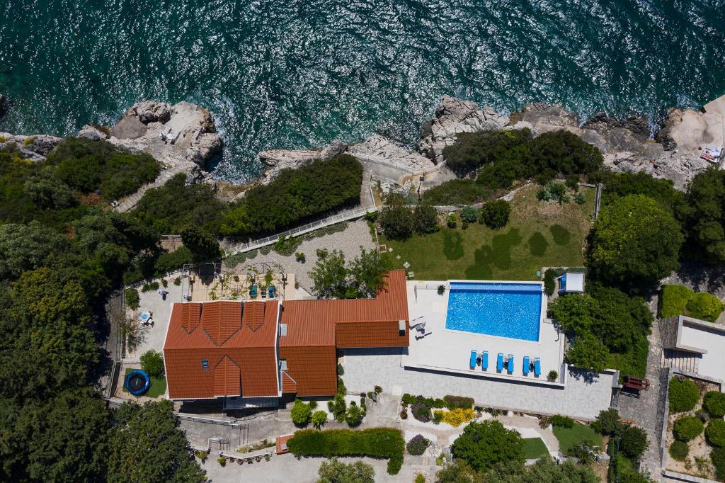 eine Luftansicht eines Gebäudes neben dem Meer in der Unterkunft 5 Bedroom Villa with Private Pool in Poljice