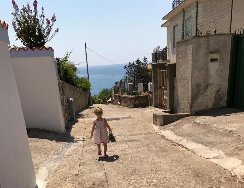 Ein kleines Mädchen, das auf einer unbefestigten Straße läuft in der Unterkunft Casetta Fontania in Gaeta