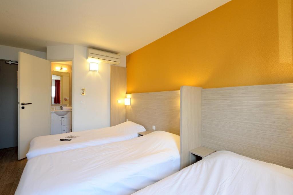 Postel nebo postele na pokoji v ubytování Hôtel Kennedy Parc des Expositions