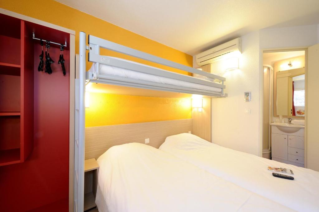 Postel nebo postele na pokoji v ubytování Hôtel Kennedy Parc des Expositions