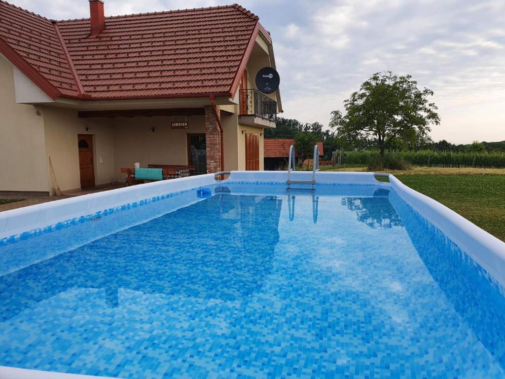 Bazén v ubytování Lindika nebo v jeho okolí