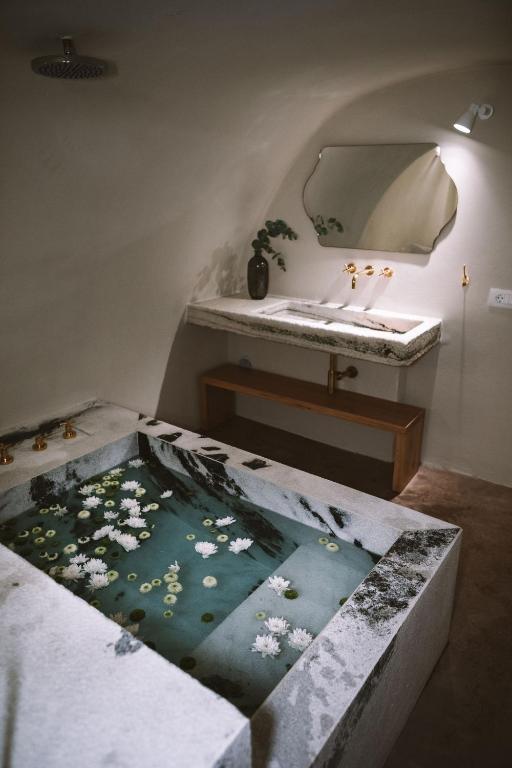 Uma cama ou camas num quarto em Spitia Santorini Villa Collection