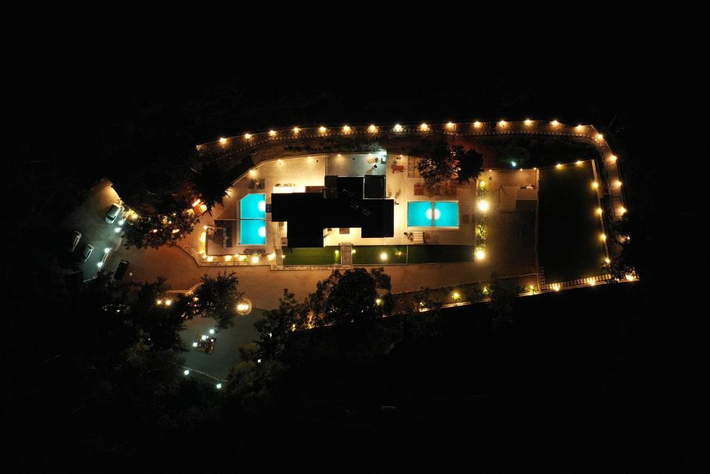 uma vista aérea de uma casa à noite com luzes em DASÝLIO - earthy living homes em Triánta