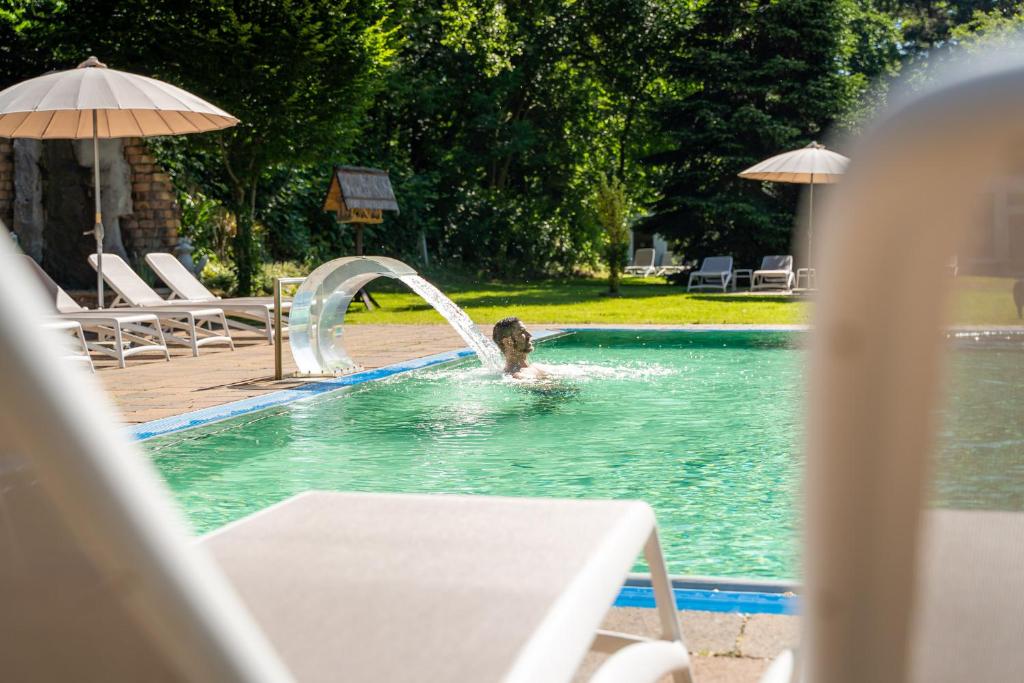 Bazén v ubytování Waldhotel Tannenhäuschen nebo v jeho okolí