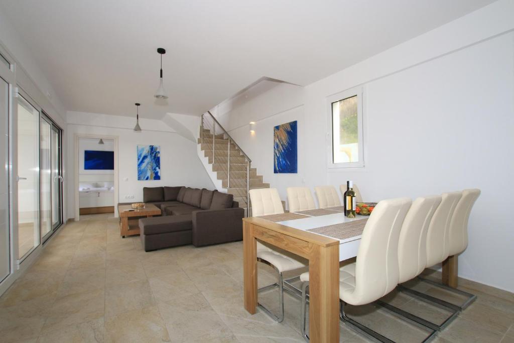 Część wypoczynkowa w obiekcie Sunset Sea View Villa 5